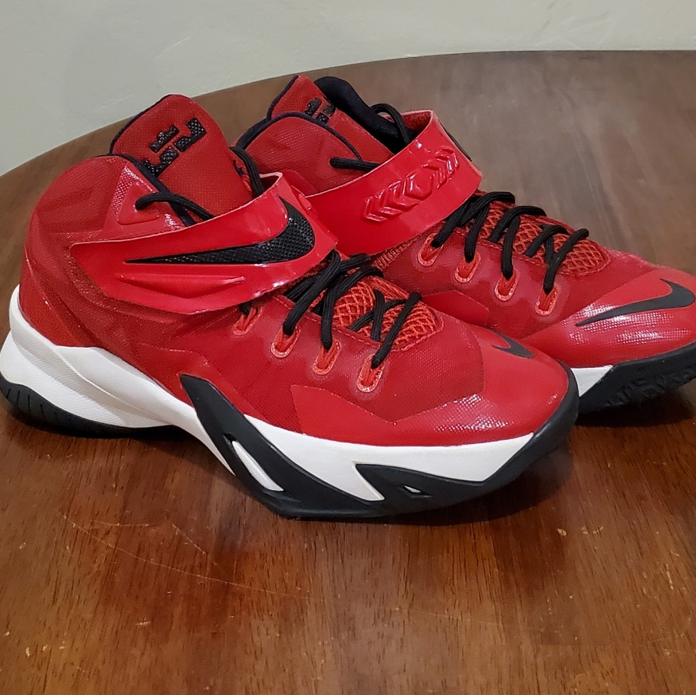 *FINAL SALE* Nike Lebron boys Zs 7Y